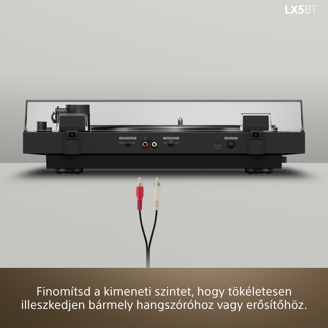 Lemezjátszó hátulja piros és fehér kábelekkel. LX5BT logó jobb felső sarokban.
