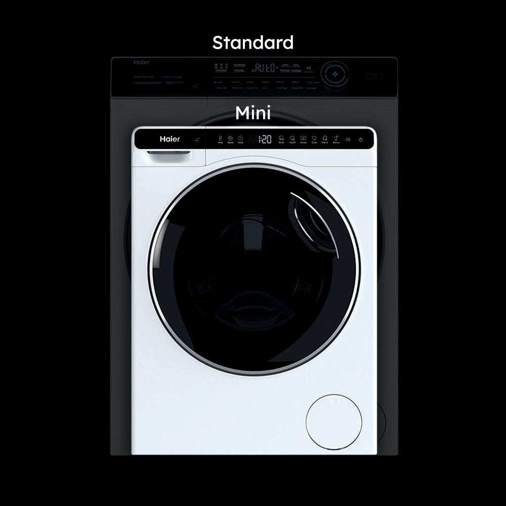 Egy fehér mini mosógép egy sötét standard mosógép előtt.