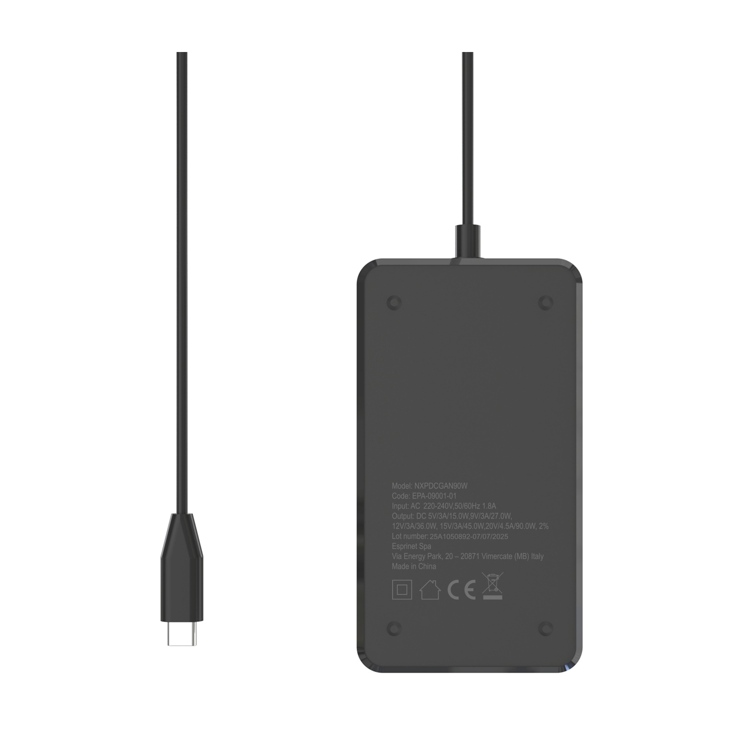 Adattatore caricabatterie USB-C nero con cavo e dettagli tecnici.