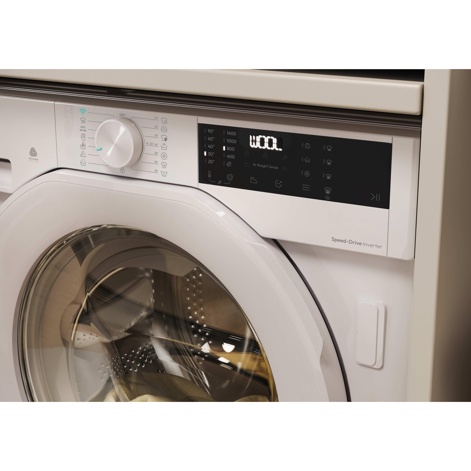 Una lavatrice bianca con display digitale che mostra 
