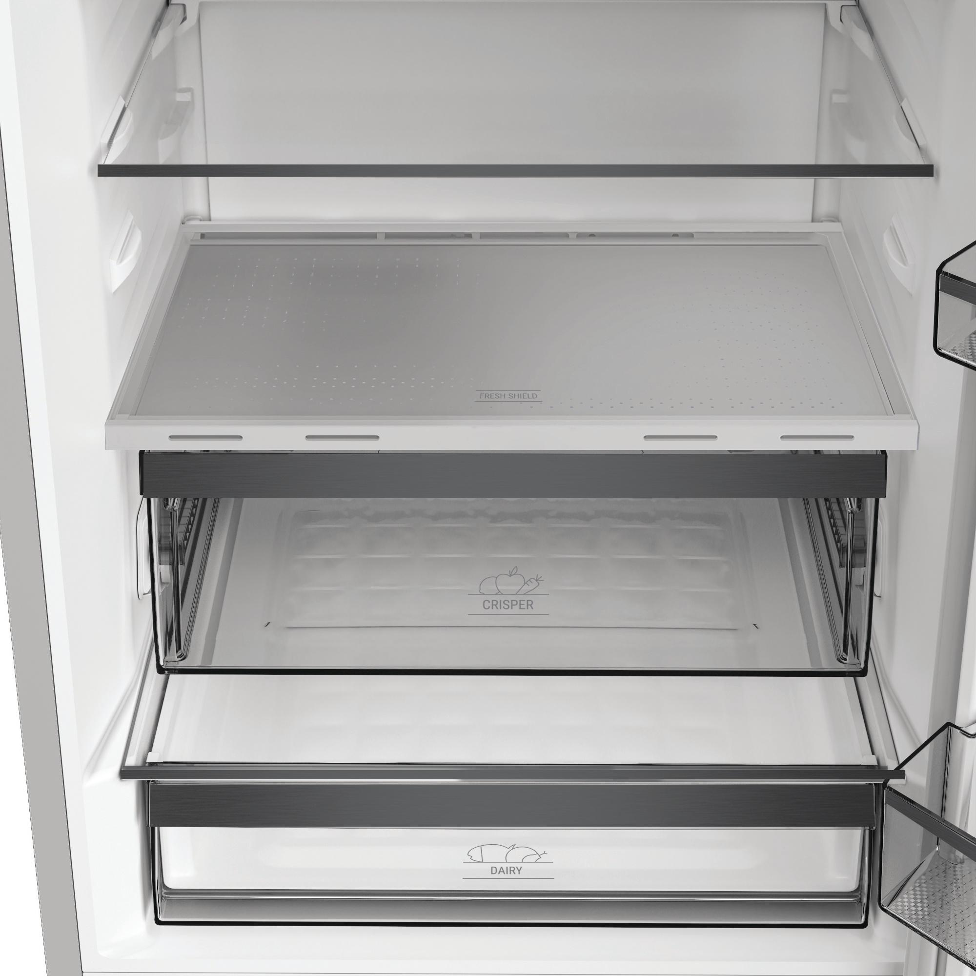 Innenraum eines Kühlschranks mit Regalen, einer Crisper-Schublade und einer Dairy-Schublade.