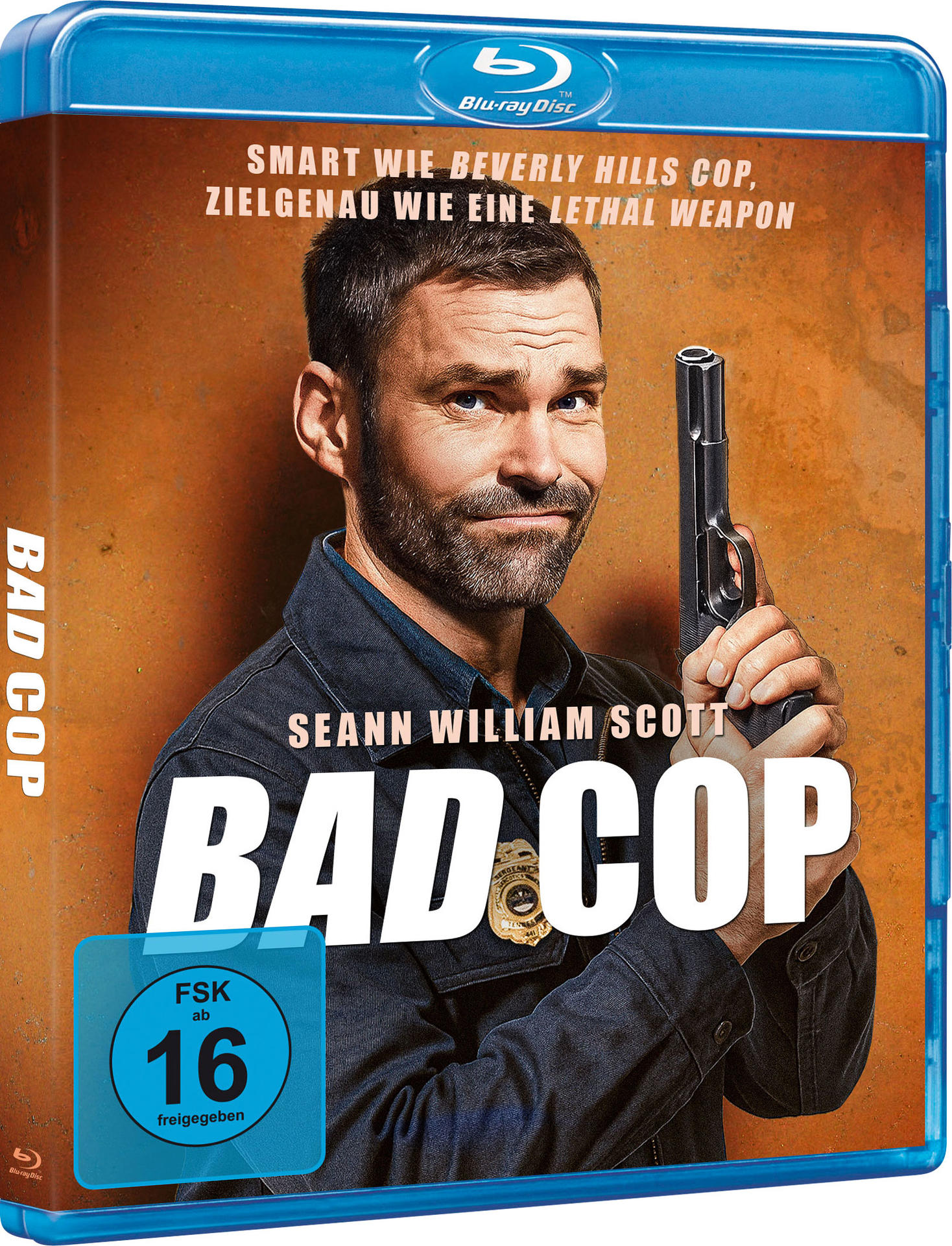 Ein Mann in Polizeiuniform hält eine Pistole, trägt einen Ausweis und lächelt.