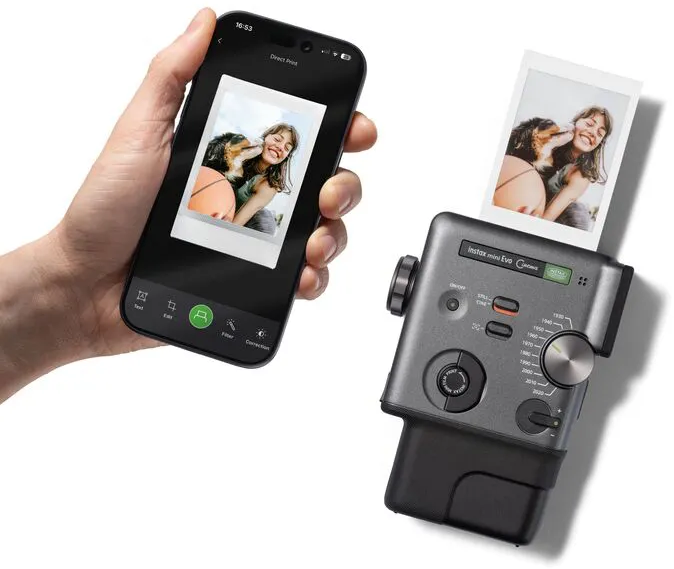 Ein Handy druckt ein Foto einer lächelnden Frau und eines Hundes, daneben ein Drucker.