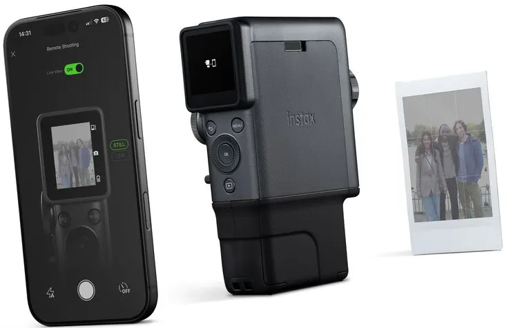 Ein schwarzer Instax-Drucker, ein Smartphone und ein Sofortbild mit drei Personen.