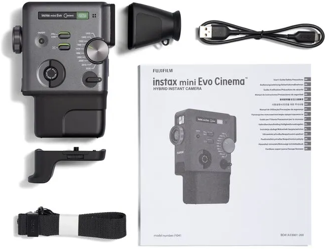 Fujifilm Instax Mini Evo Kamera, Zubehör und Anleitung auf weißem Hintergrund.