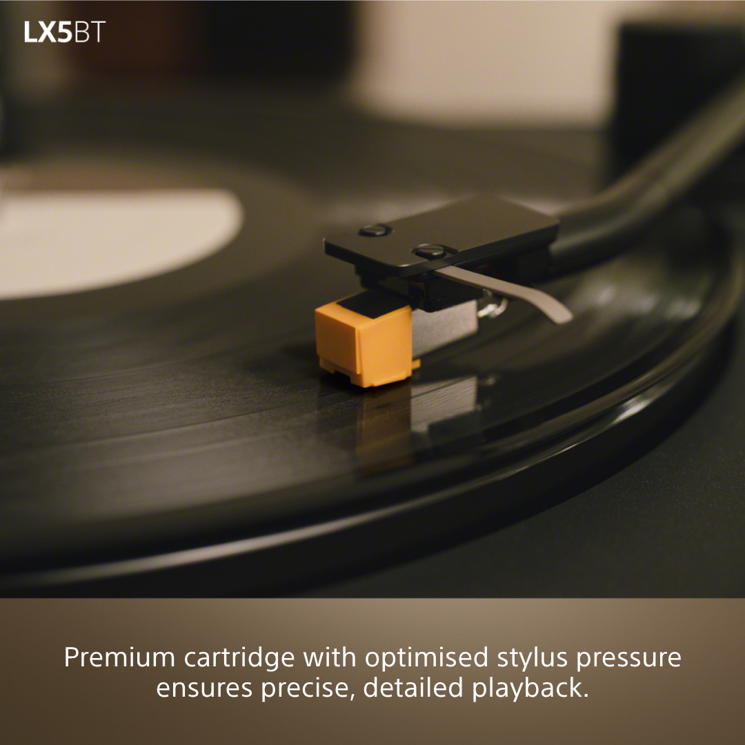 Gros plan d'une aiguille de platine vinyle sur un disque. LX5BT.