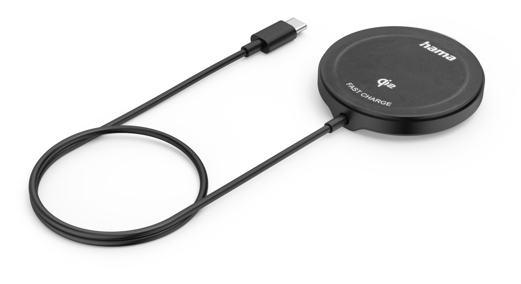 Fekete Qi vezeték nélküli töltő USB-C kábellel fehér háttéren.