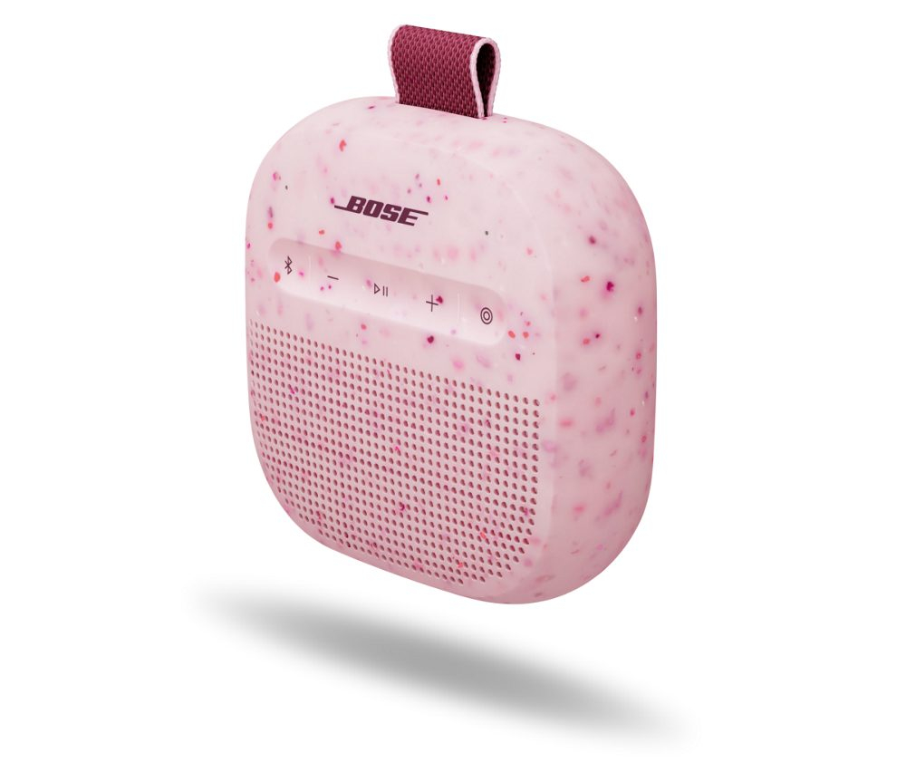 Eine rosa Bose Soundlink Micro mit pinken Sprenkeln und Trageschlaufe.