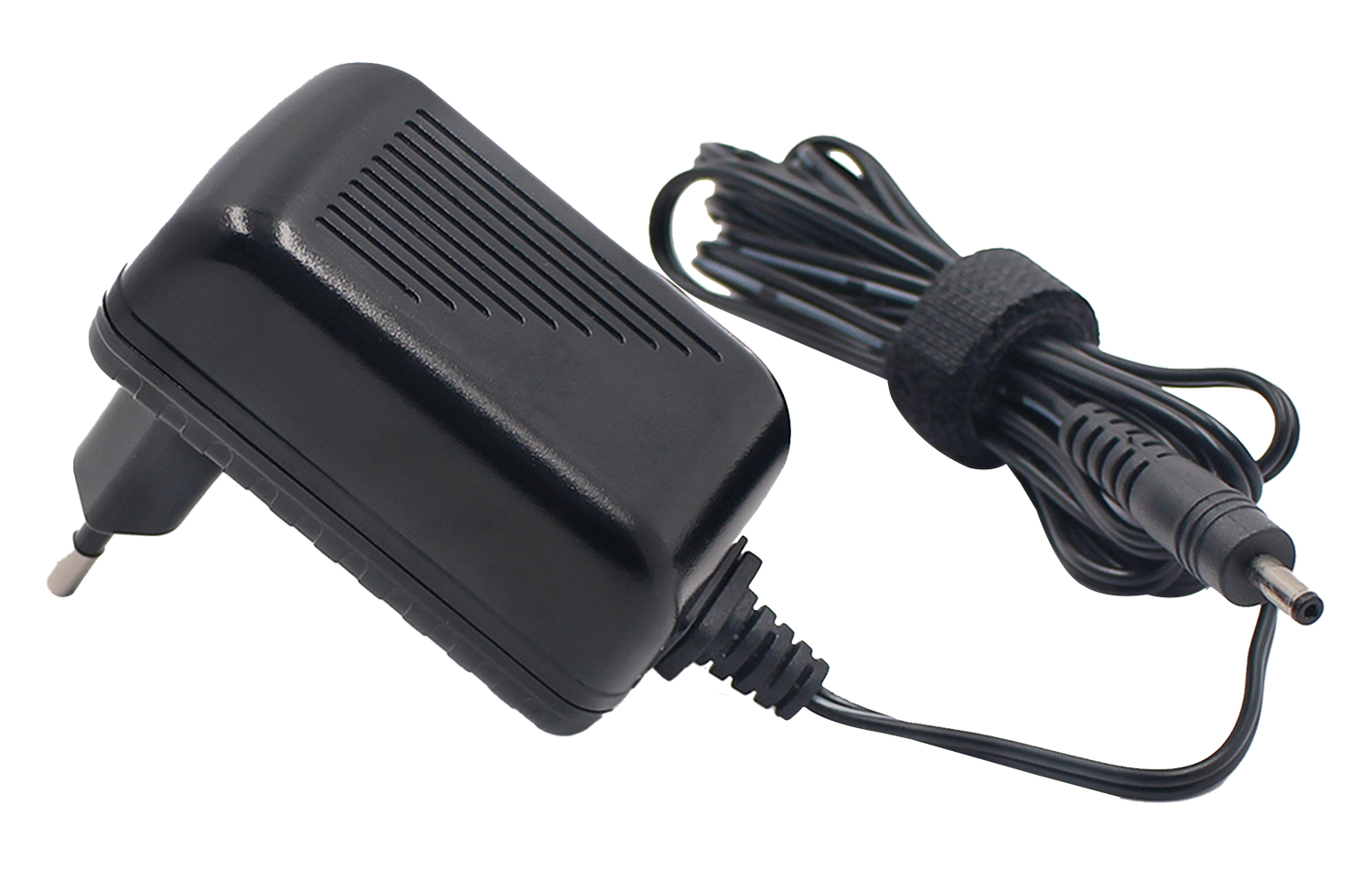 Adaptador de corriente negro con cable y enchufe, sobre fondo gris.