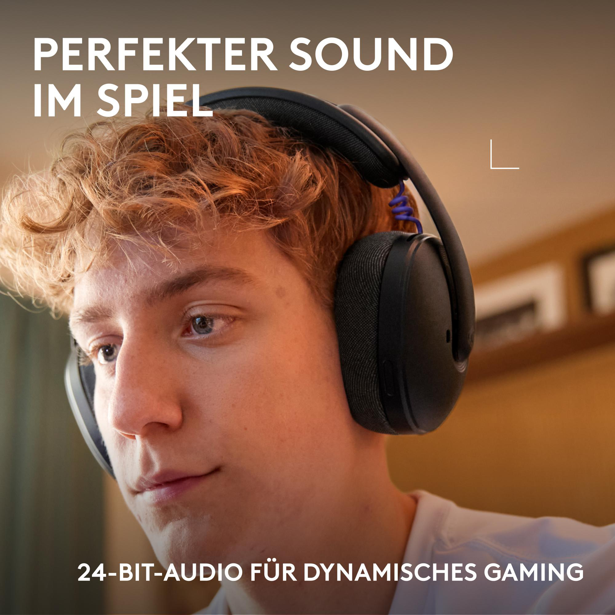 Ein junger Mann mit roten Haaren trägt Kopfhörer. Text: Perfekter Sound im Spiel.
