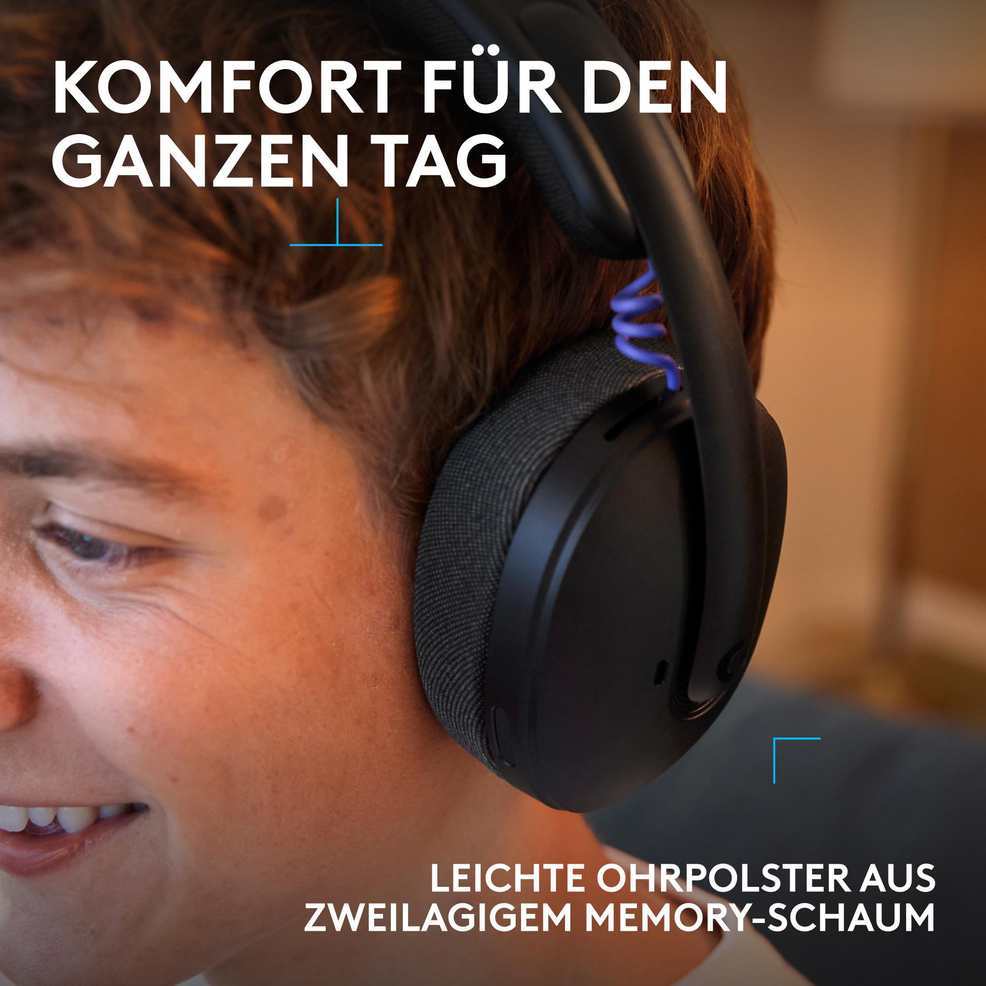 Nahaufnahme eines jungen Mannes mit Kopfhörern. Text auf Deutsch.