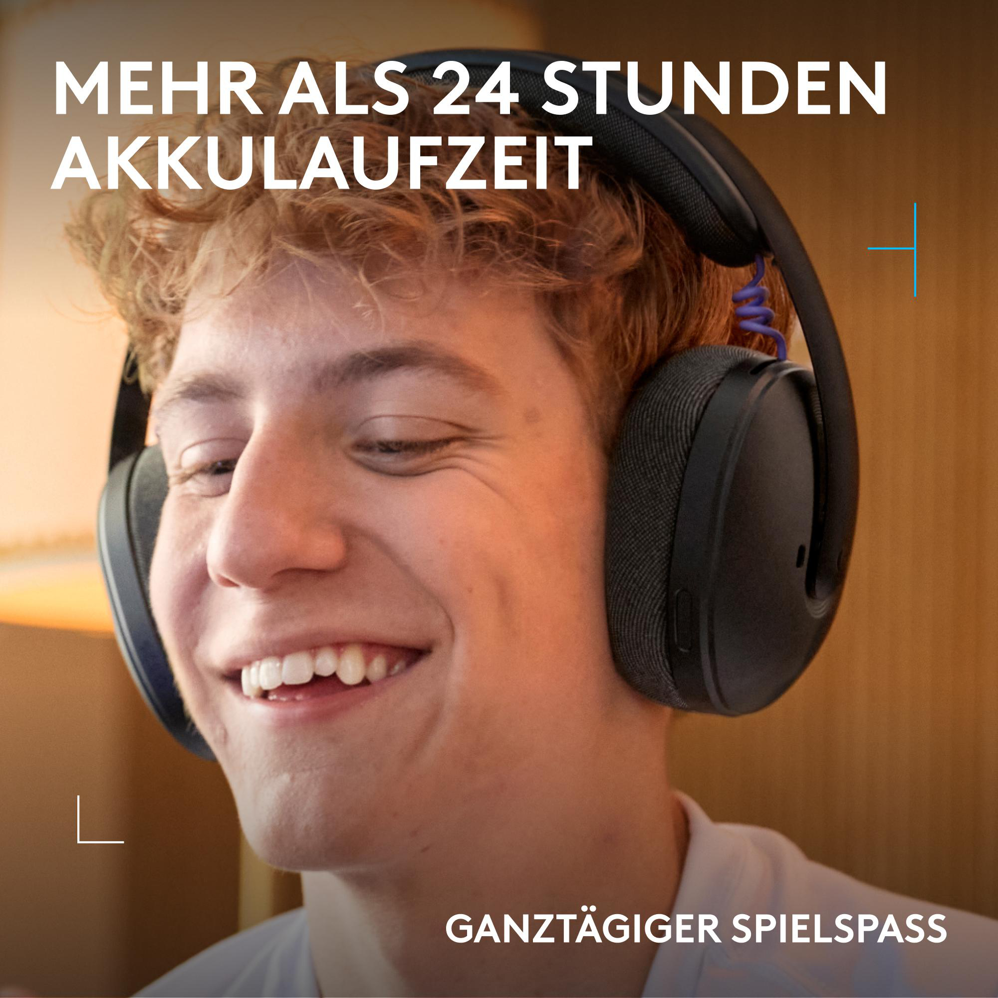 Junge mit Kopfhörern lächelt, Text: Mehr als 24 Stunden Akkulaufzeit.