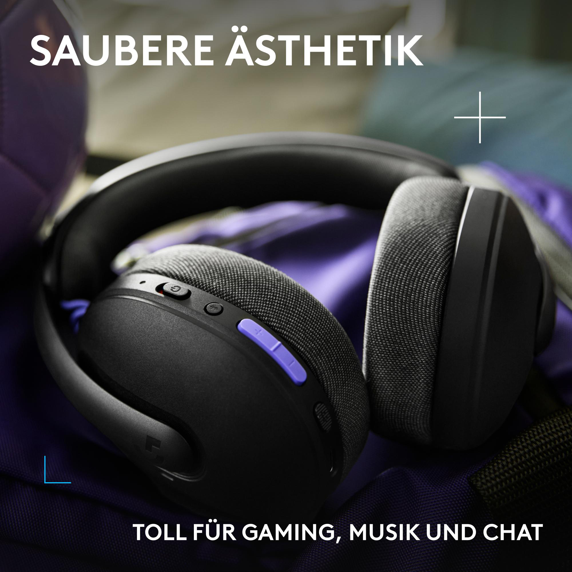 Schwarze Kopfhörer mit lila Akzenten liegen auf einer violetten Tasche.