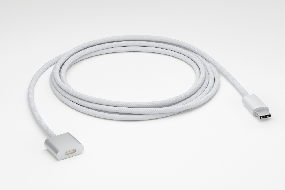 Biały kabel USB-C z magnetycznym złączem ładowania na białym tle.