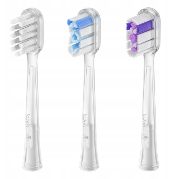 Trzy przezroczyste główki szczoteczki do zębów z białym włosiem, jedna z niebieskim, jedna z fioletowym.