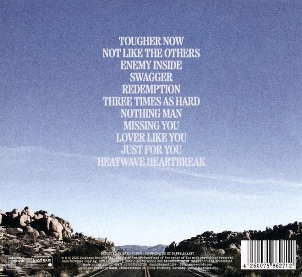 Album-Rückseite mit Songtiteln auf blauem Himmel und Wüstenlandschaft im Vordergrund.