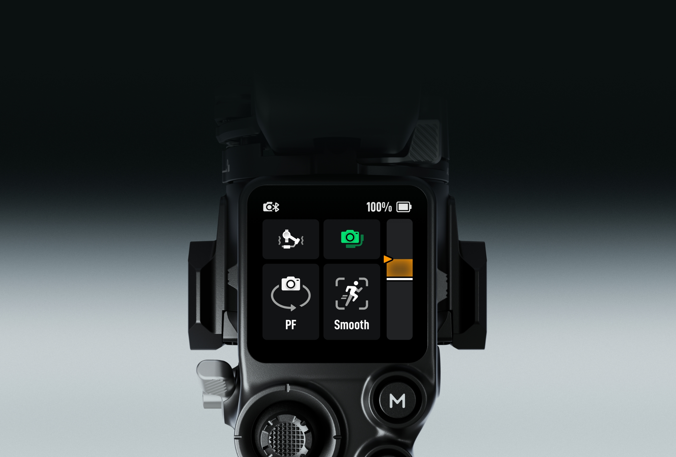 Ekran gimbala z ikonami kamery, baterii i trybów. Bateria 100%.