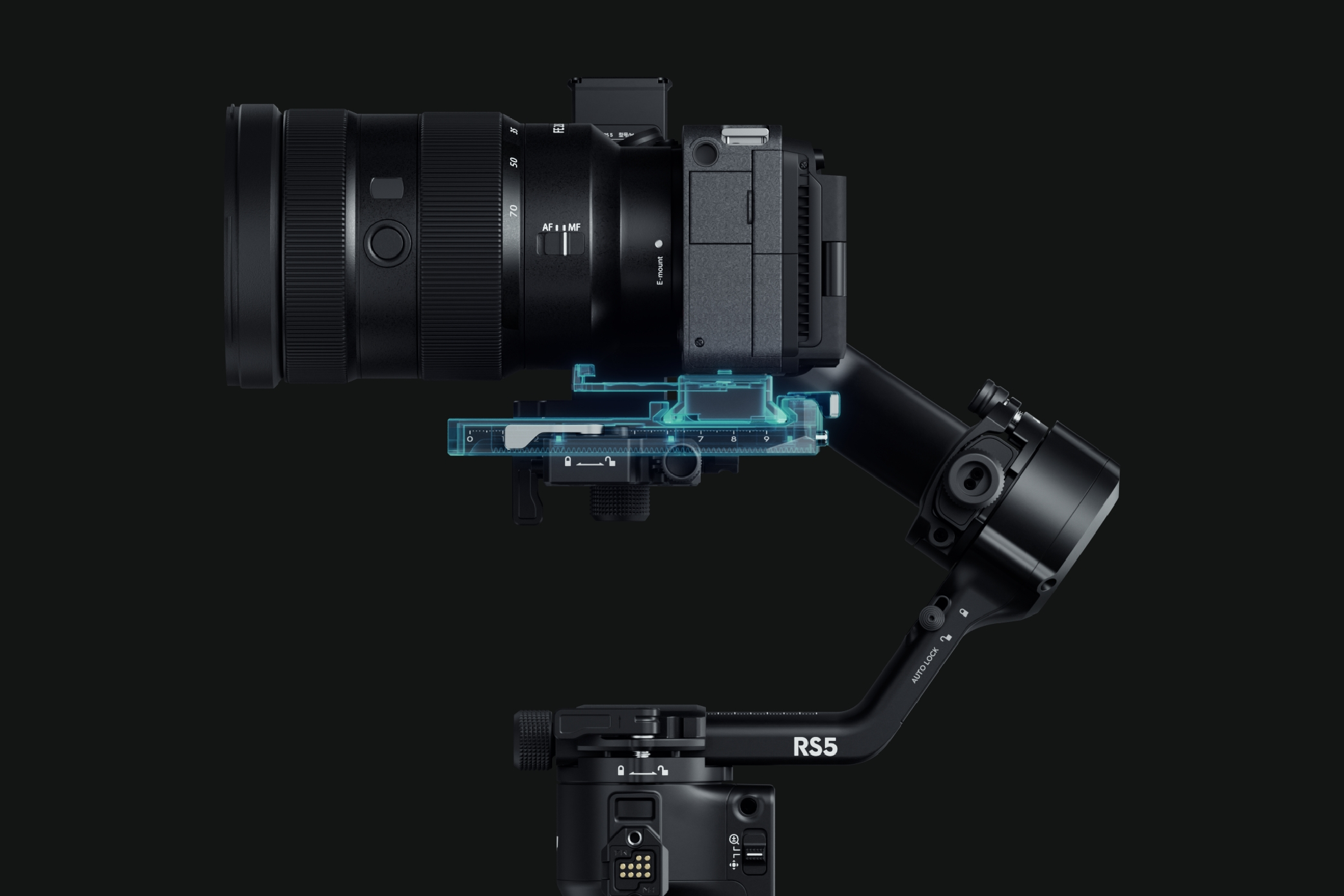 Czarny gimbal do aparatu z obiektywem, wyizolowany na czarnym tle.