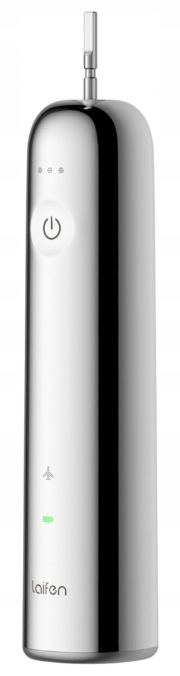 Błyszcząca srebrna golarka elektryczna z nakładką na górze i przyciskiem zasilania.