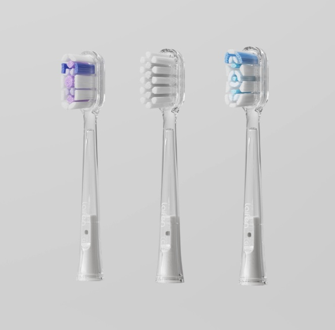 Trzy przezroczyste główki szczoteczki do zębów z kolorowym włosiem (fioletowy, biały, niebieski).