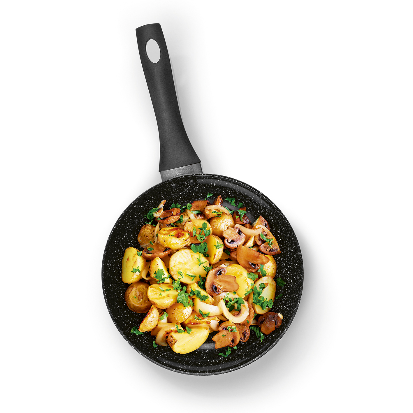 Bratkartoffeln mit Pilzen und Zwiebeln in einer Pfanne, garniert mit Petersilie.