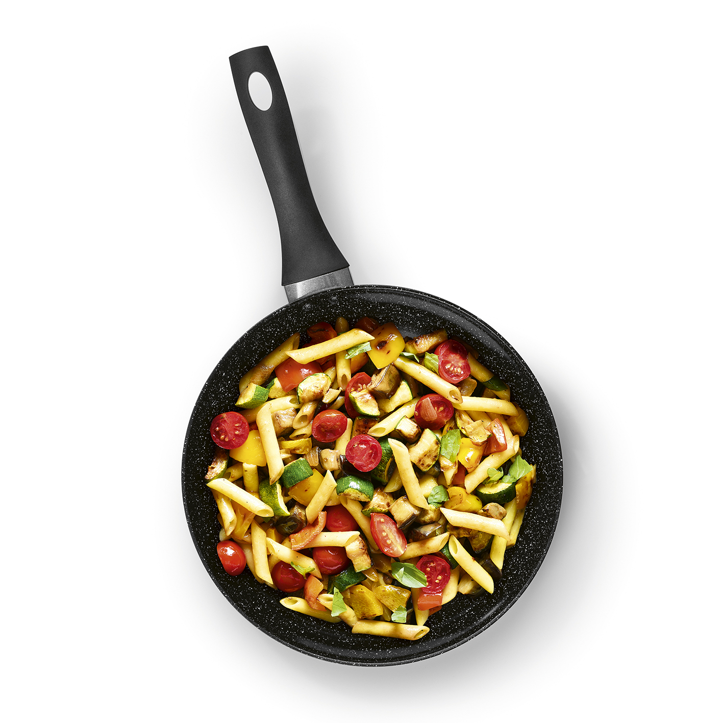 Penne-Nudeln mit Gemüse in einer Pfanne, mit Kirschtomaten, Zucchini und Paprika.