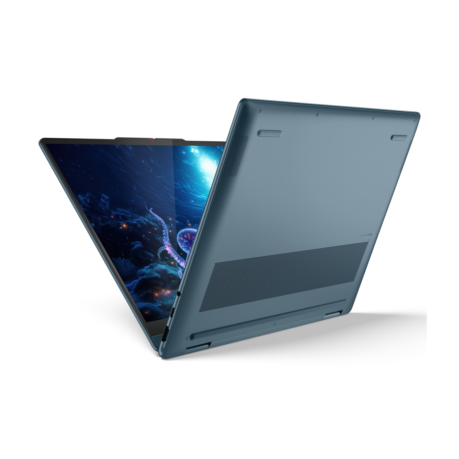 Un laptop blu è aperto, mostrando una creatura marina degli abissi sul suo schermo. Sfondo bianco.
