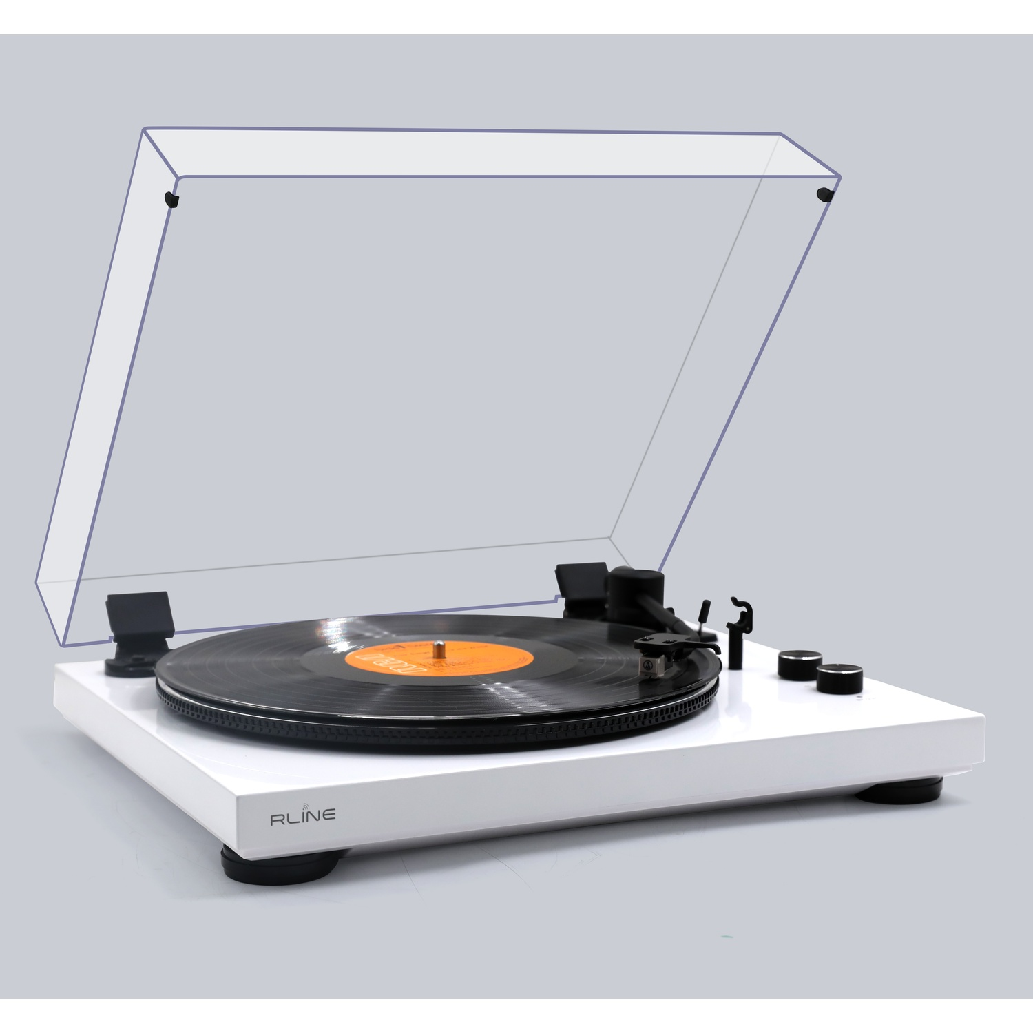 Un giradischi bianco con un disco in vinile nero e coperchio antipolvere trasparente aperto.