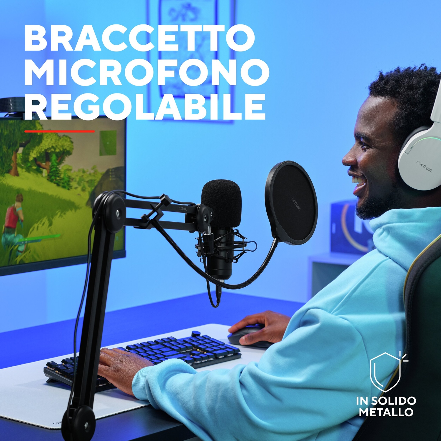 Un uomo gioca ai videogiochi con microfono e cuffie.