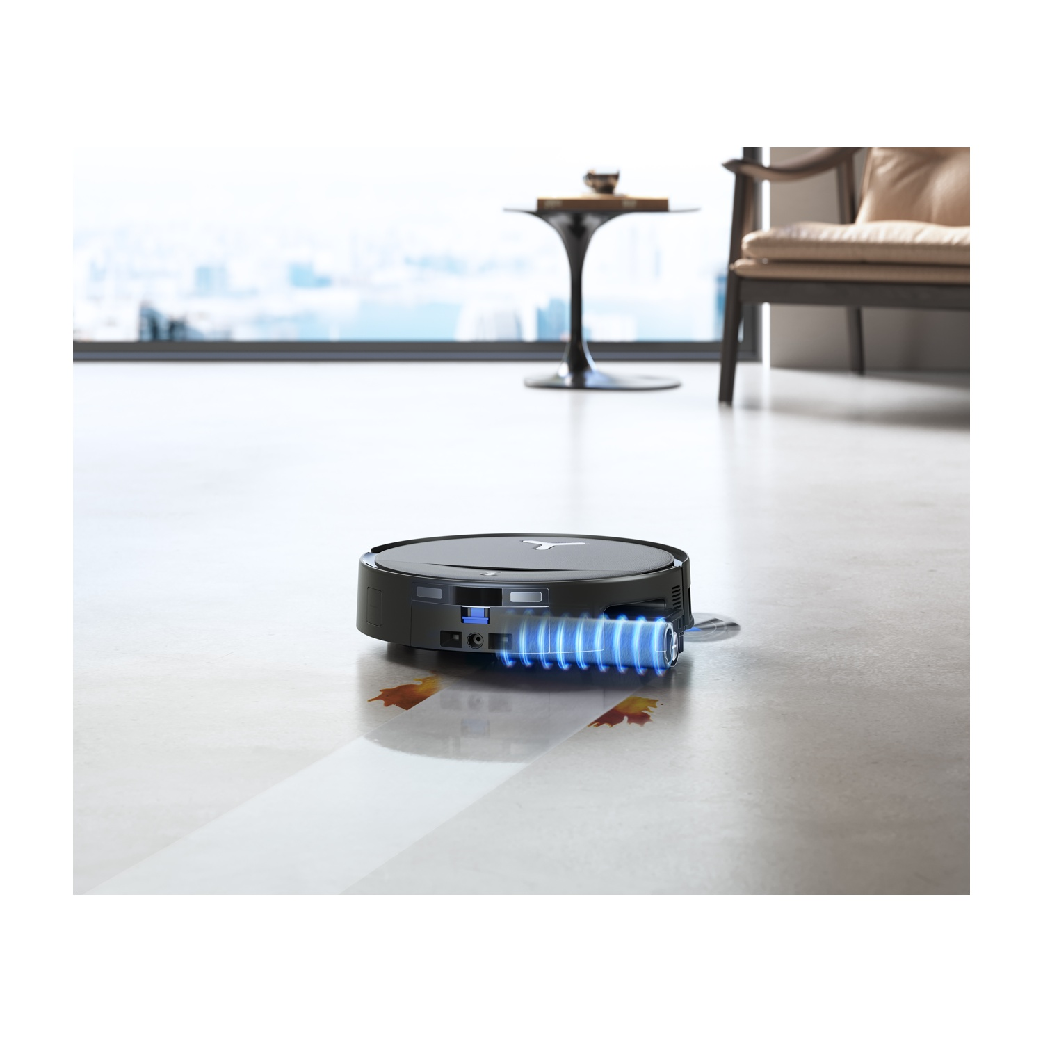 Un robot aspirapolvere nero pulisce una macchia sul pavimento.