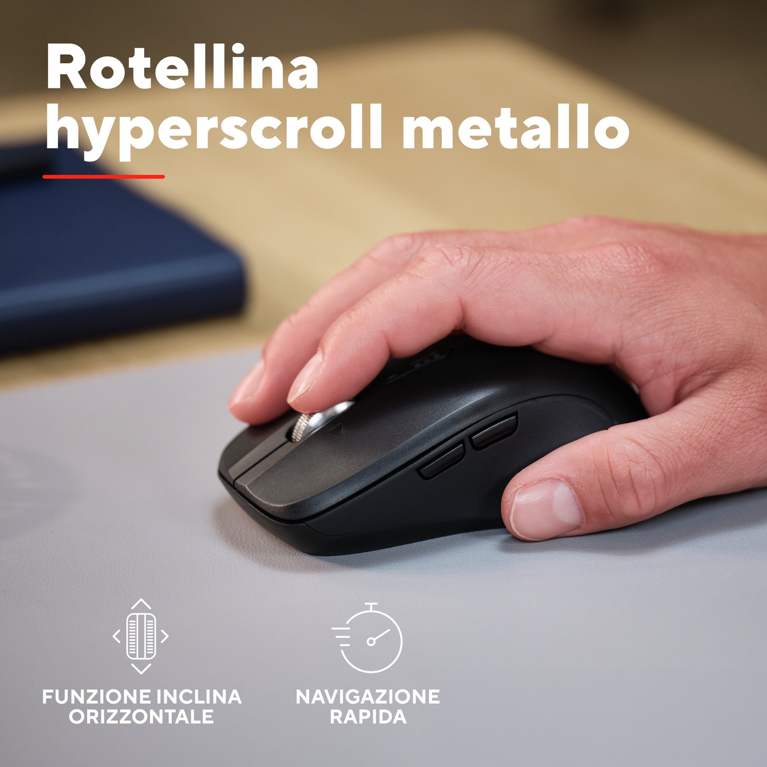 Primo piano di una mano che usa un mouse nero. Rotellina in metallo in alto.