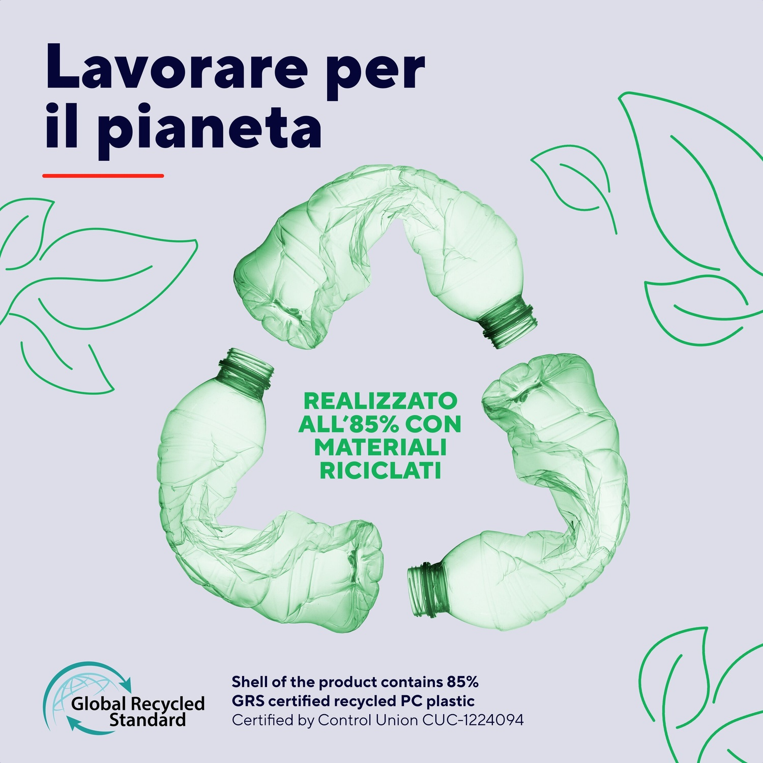 Bottiglie di plastica verdi formano un simbolo di riciclo su sfondo viola con foglie.