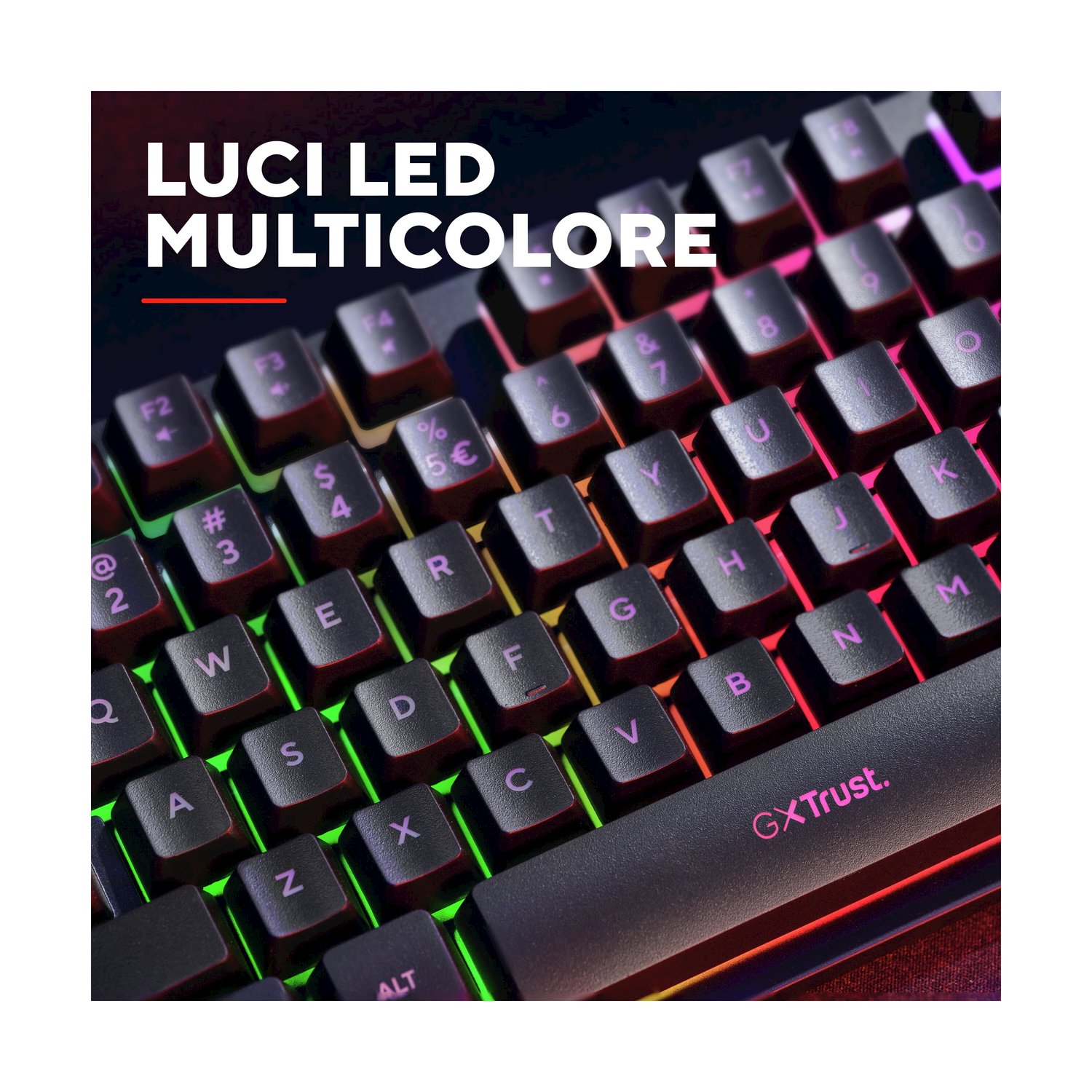 Primo piano di una tastiera nera con retroilluminazione LED multicolore.