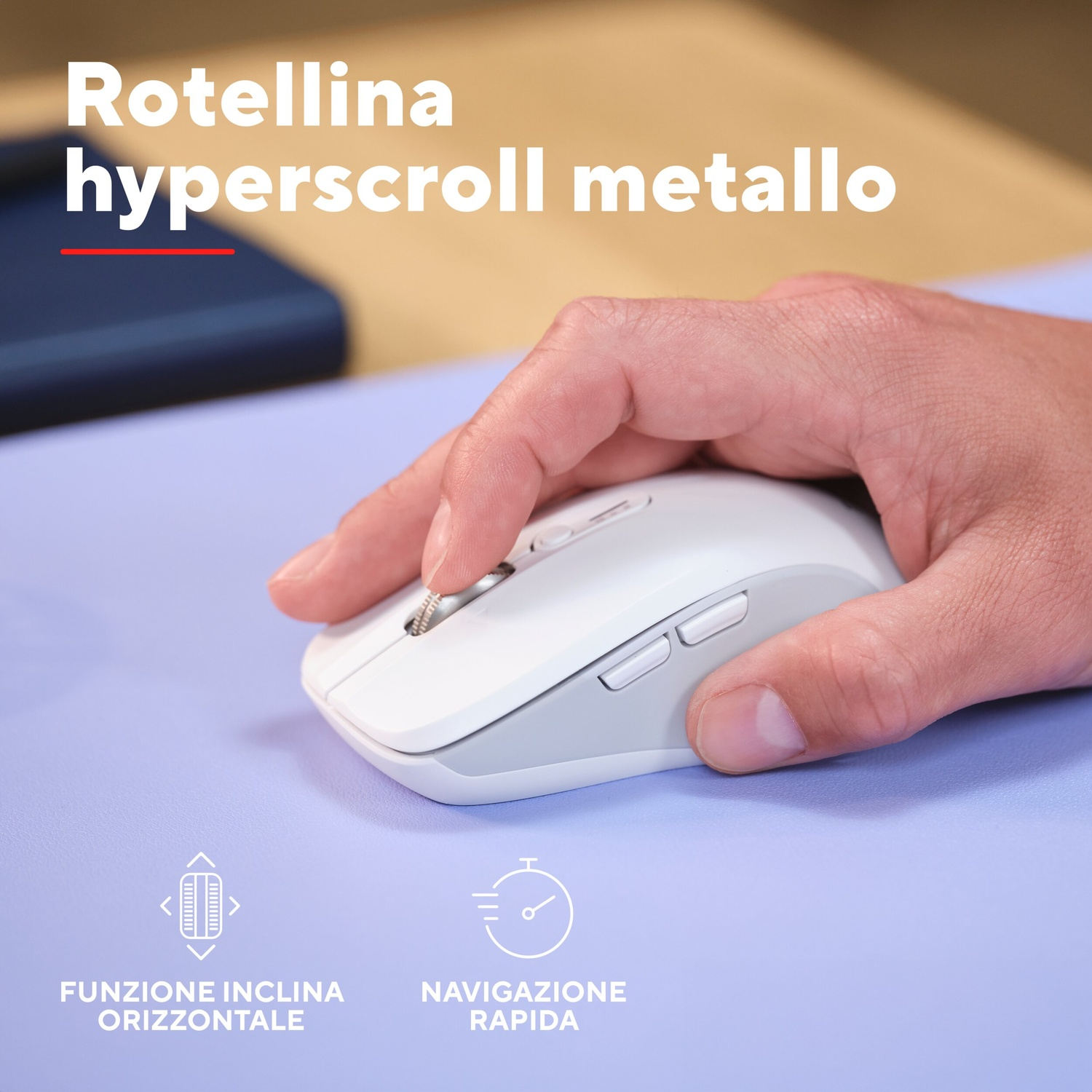Mouse bianco con rotellina in metallo, usato da una mano su un tappetino viola.