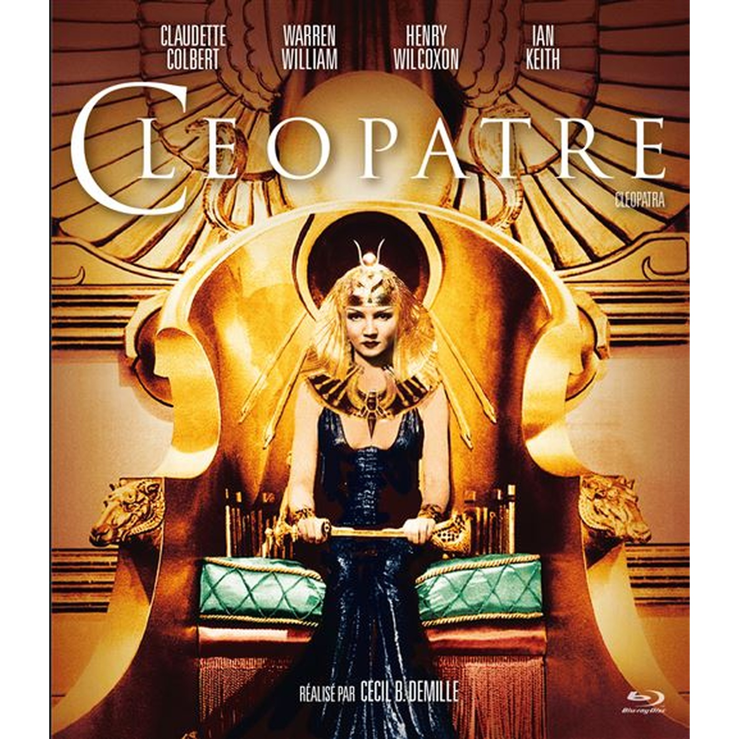 Cléopâtre est assise sur un trône en costume égyptien.