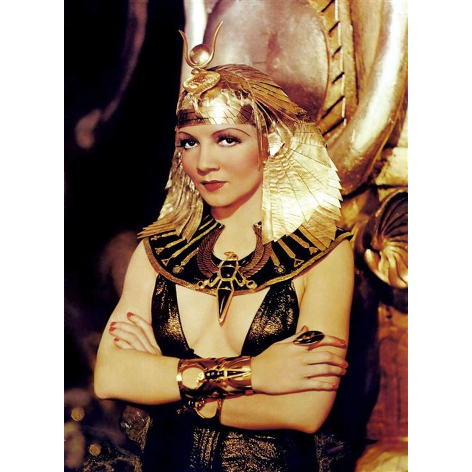 Une femme en tenue égyptienne, portant une coiffe et un collier dorés.