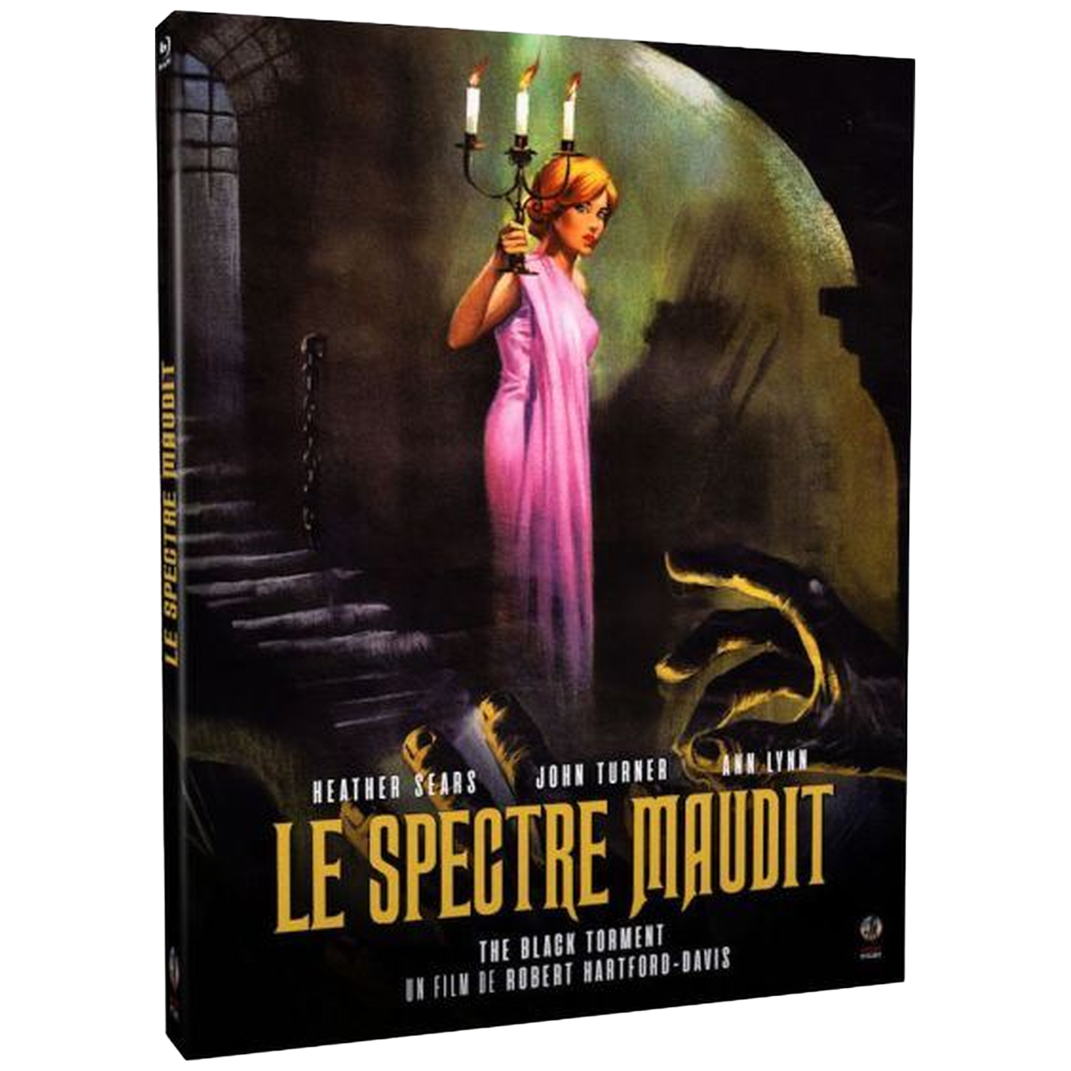 Une femme en rose tient un candélabre devant un escalier sombre.