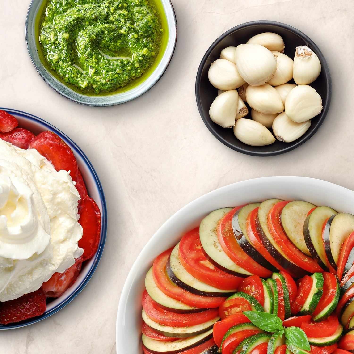 Ingrédients pour ratatouille : pesto, ail, fraises à la crème et légumes préparés.