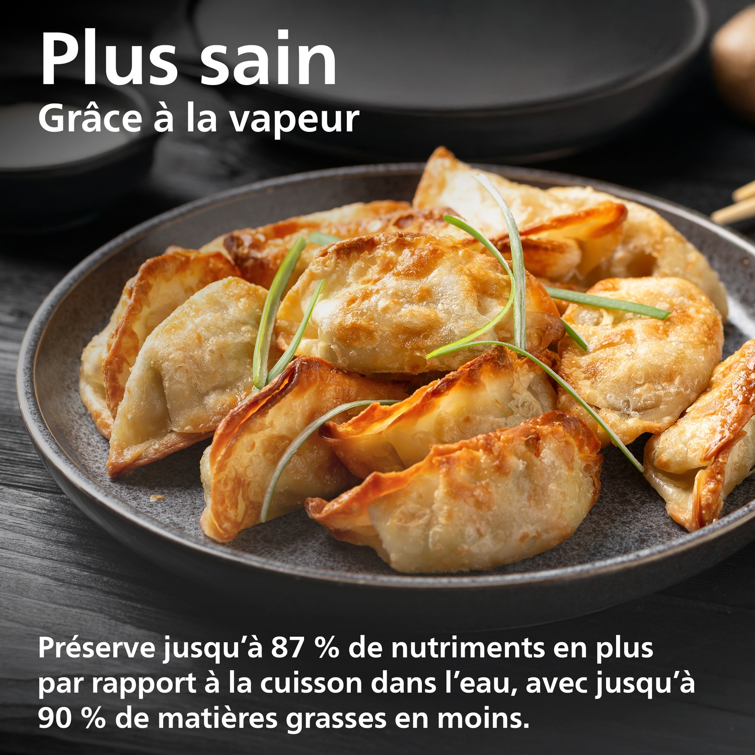 Raviolis dorés à la ciboule sur une assiette, cuits à la vapeur.