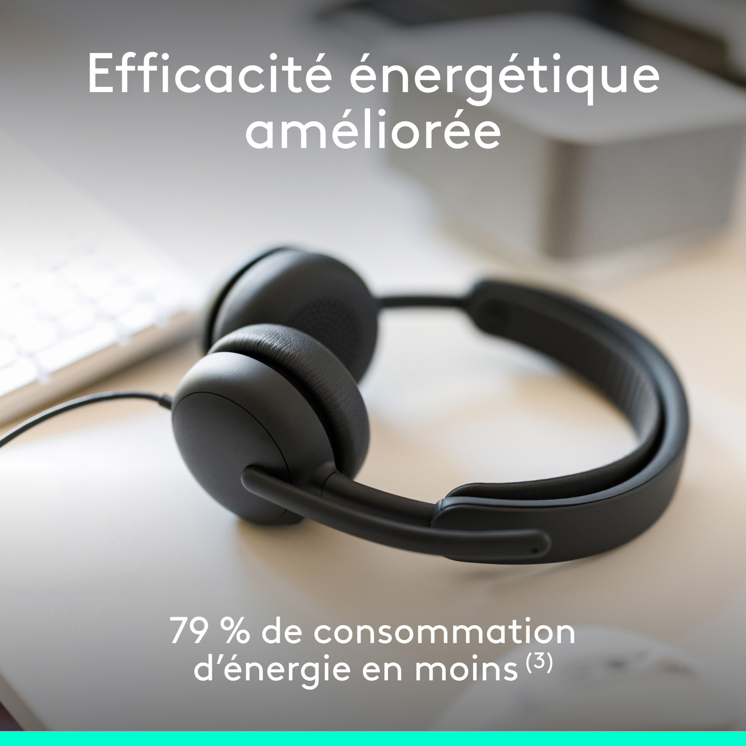 Casque sur un bureau à côté d'un clavier. Texte sur l'efficacité énergétique.