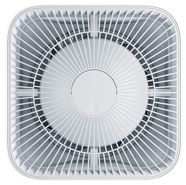 Fehér légtisztító felülnézetben, radiális ventilátorráccsal és középső logóval.