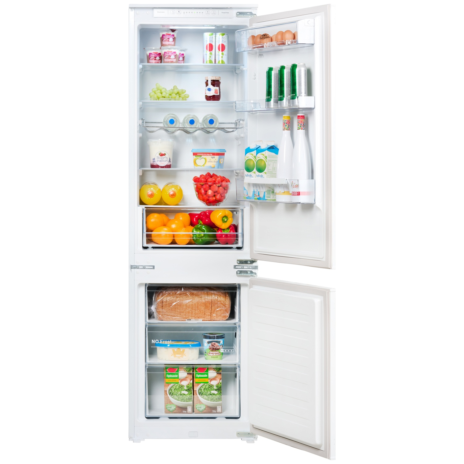 Een open witte koelkast gevuld met etenswaren zoals eieren, dranken, fruit, groenten en brood.