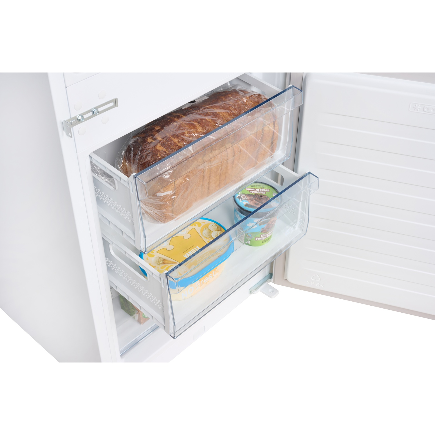 Een brood, ijs en gele bak met ijs in vrieslades.