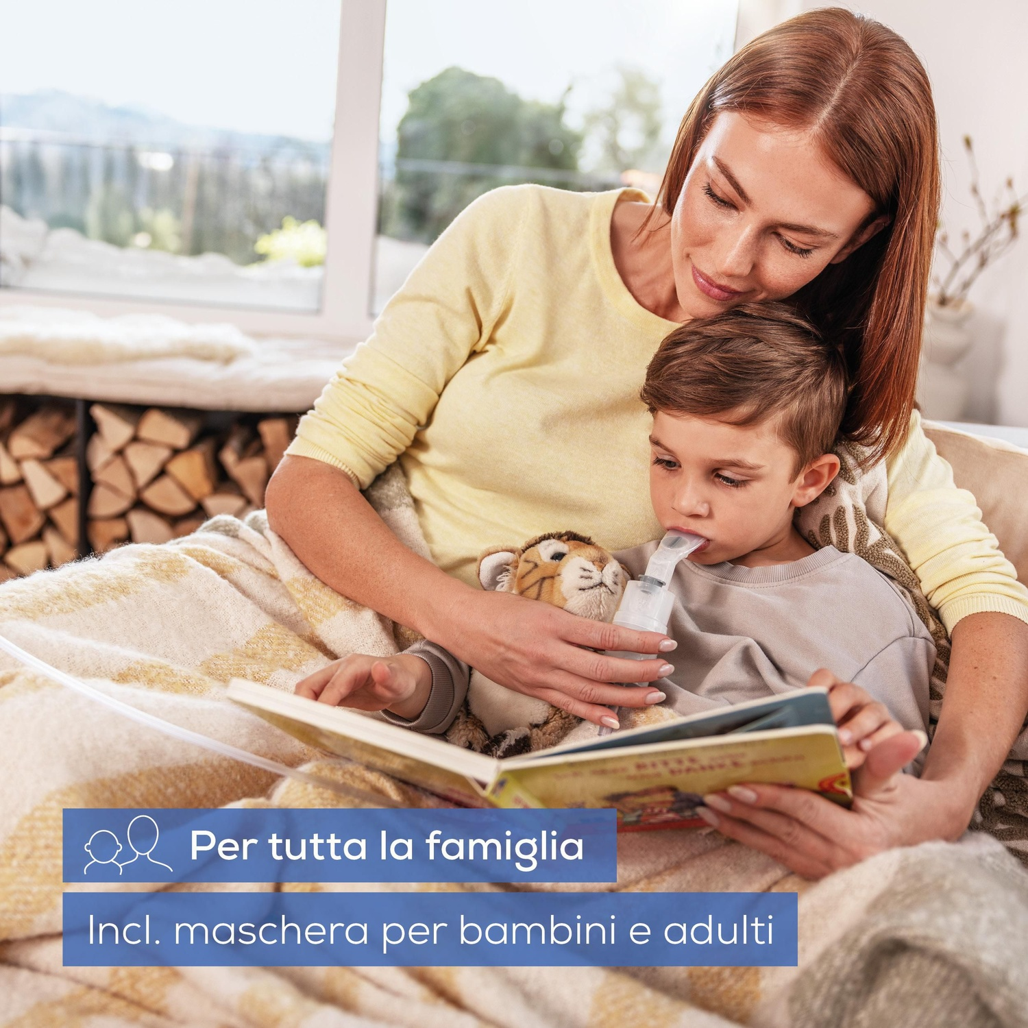 Madre legge a bambino usando inalatore. Sovrapposto testo.