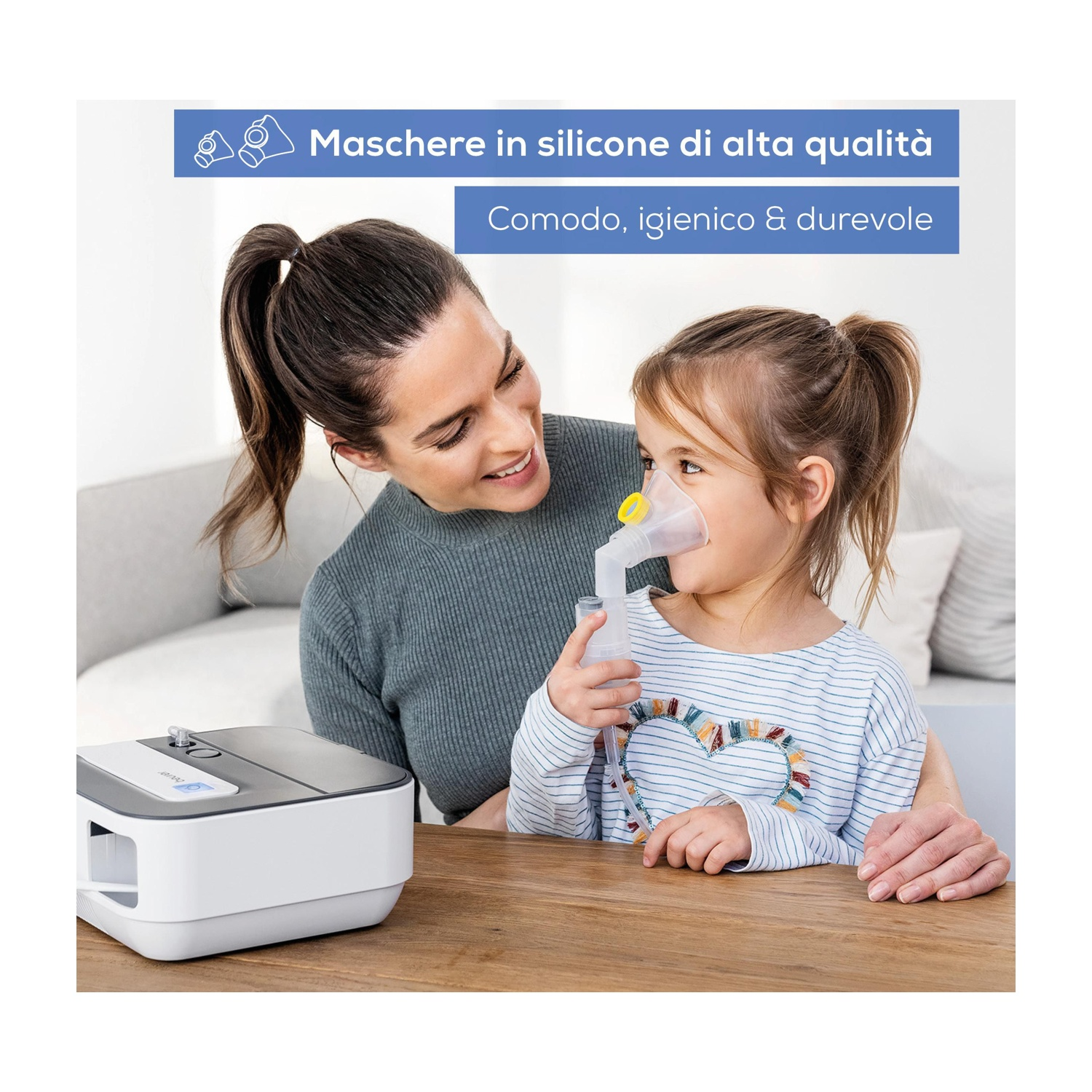 Madre aiuta bambino con inalatore. Macchina bianca su tavolo.