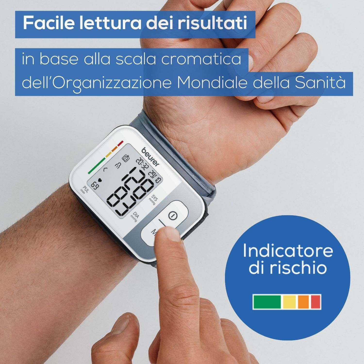Un misuratore da polso mostra le letture. Un dito preme un pulsante.