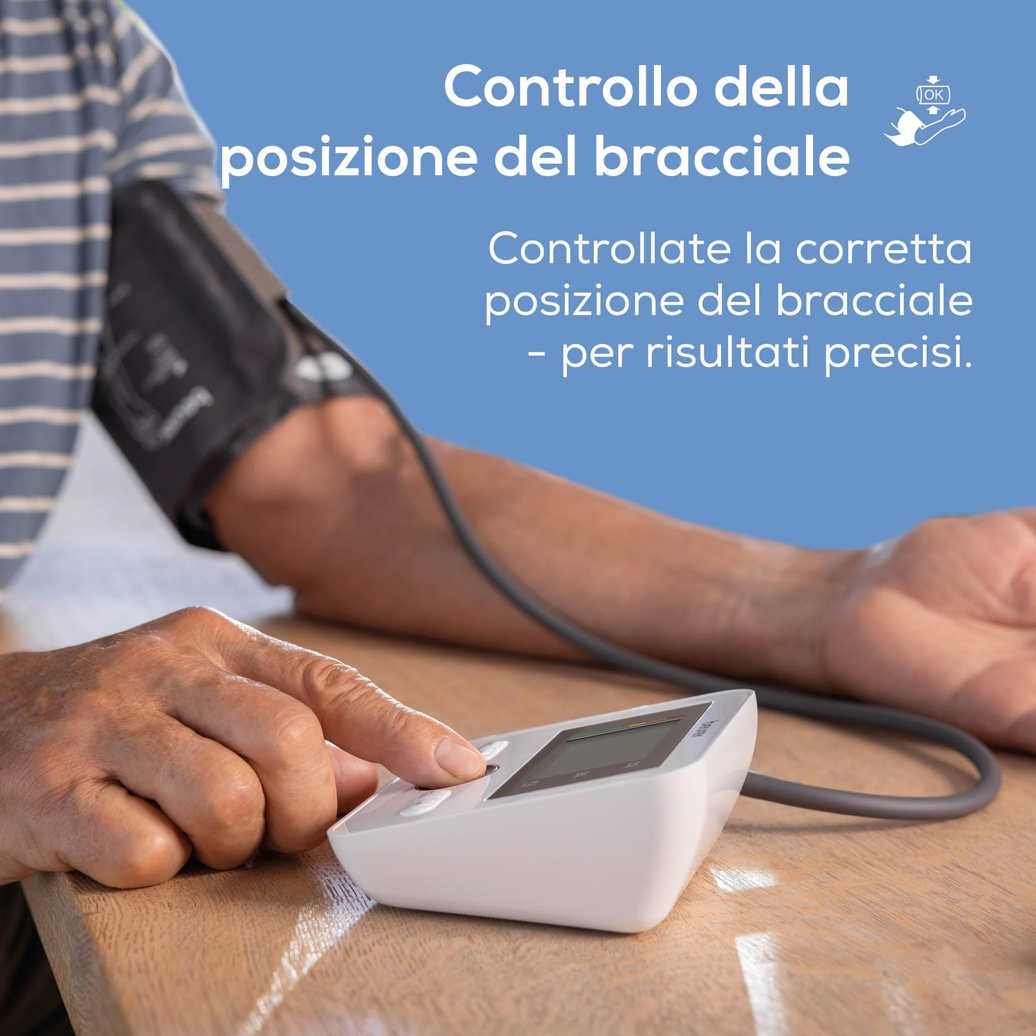 Una persona anziana usa un misuratore di pressione. Focus su braccio e dispositivo.