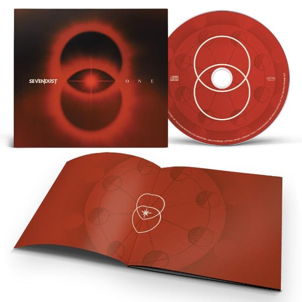 Ein Albumcover, eine CD und ein aufgeklapptes Booklet mit rotem Design und abstrakten Symbolen.