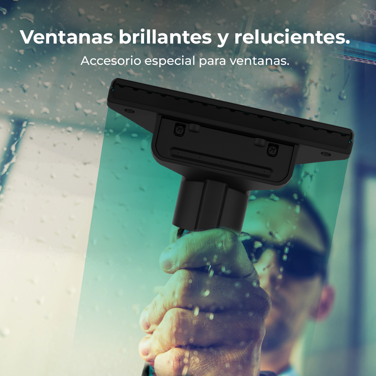 Un hombre limpia una ventana con un limpiaparabrisas negro. Gotas de lluvia en el cristal.