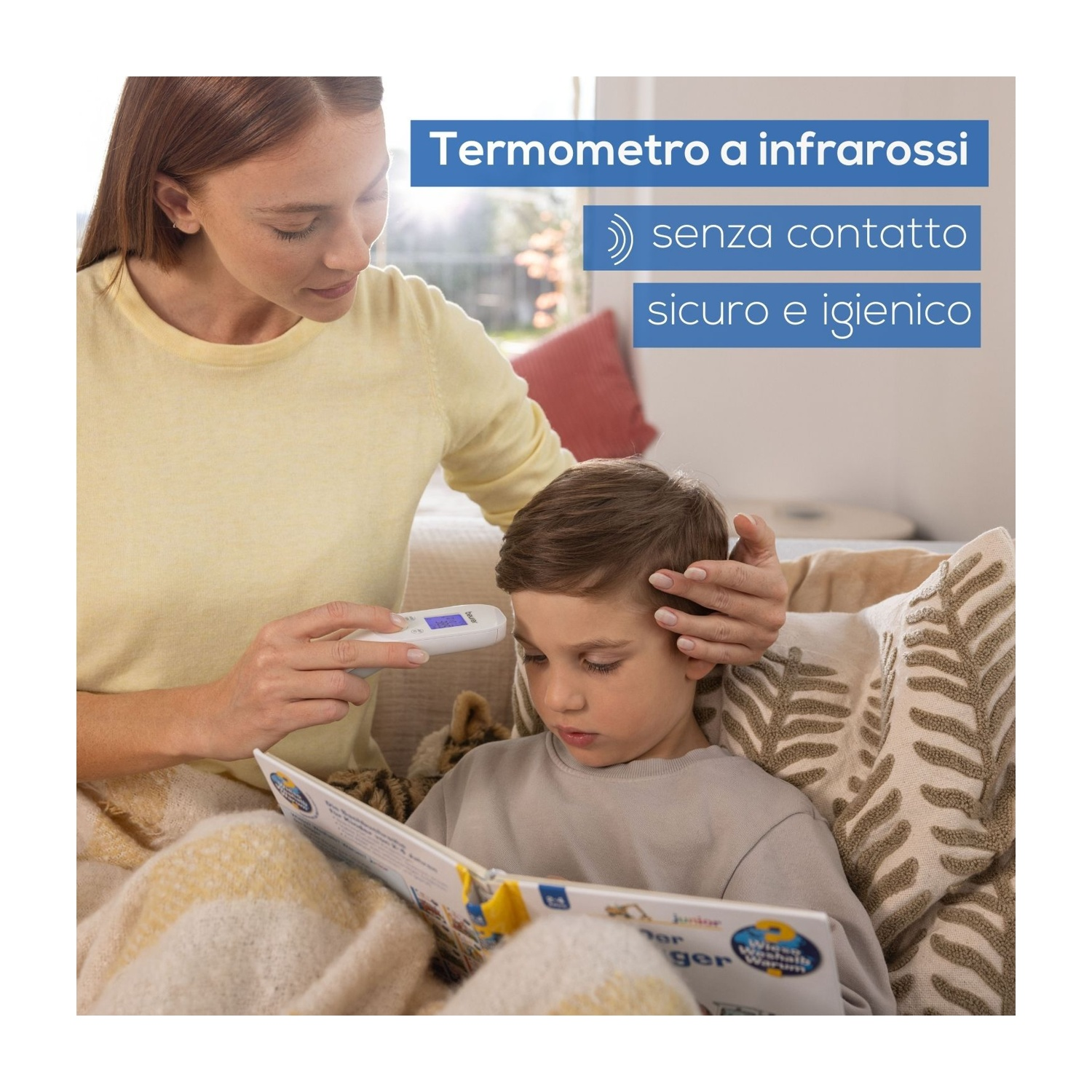 Una donna misura la temperatura di un bambino con un termometro frontale.